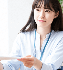 書類手続きを行う女性スタッフ