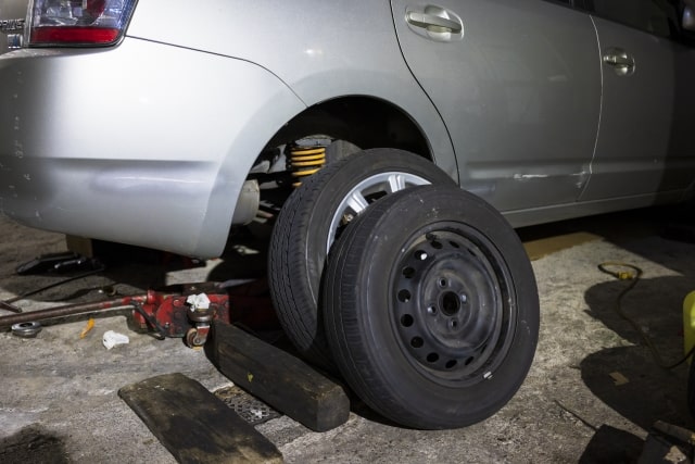 タイヤのパンク修理にかかる費用はいくらくらい？パンクの見分け方も詳しく解説