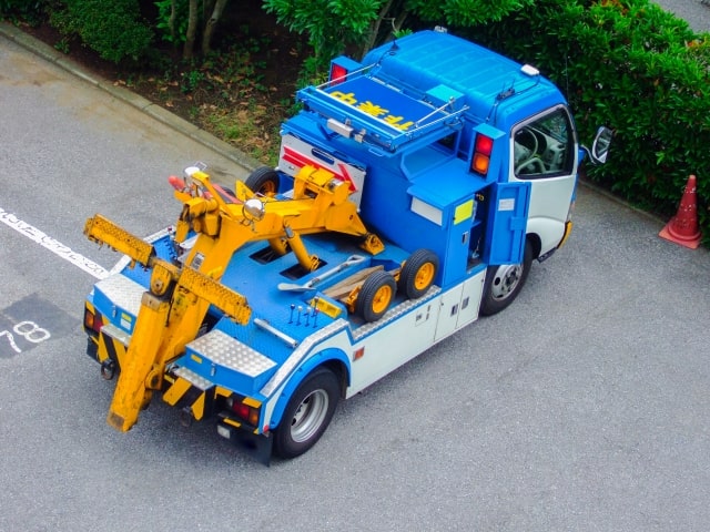 故障車の正しい牽引方法について。牽引時のルールや注意点とは何か